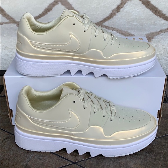 NIKE W AJ 1 JESTER XX LOW LACED SE FOSSIL-WHITE - Picture 2 of 16